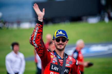 Bagnaia saluta i tifosi al Sachsenring