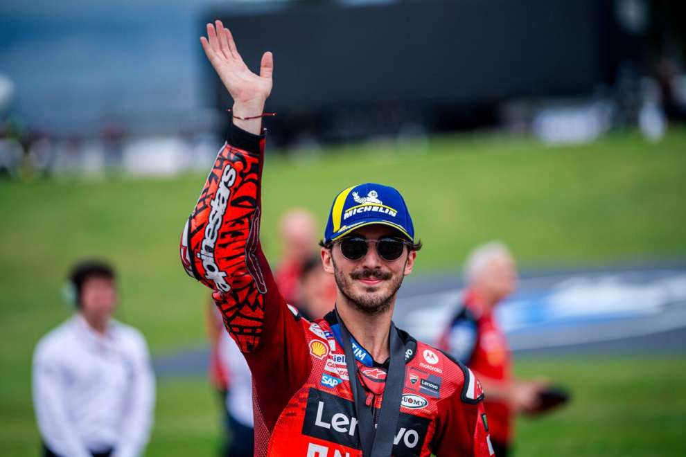 Bagnaia saluta i tifosi al Sachsenring