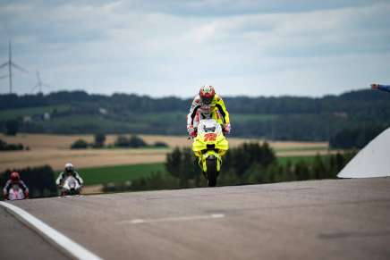 Bezzecchi sul traguardo del Sachsenring