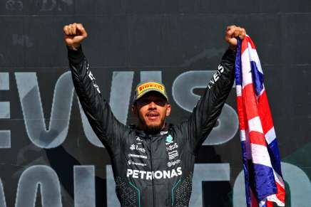 Hamilton festeggia sul podio la vittoria del GP di Gran Bretagna 2024
