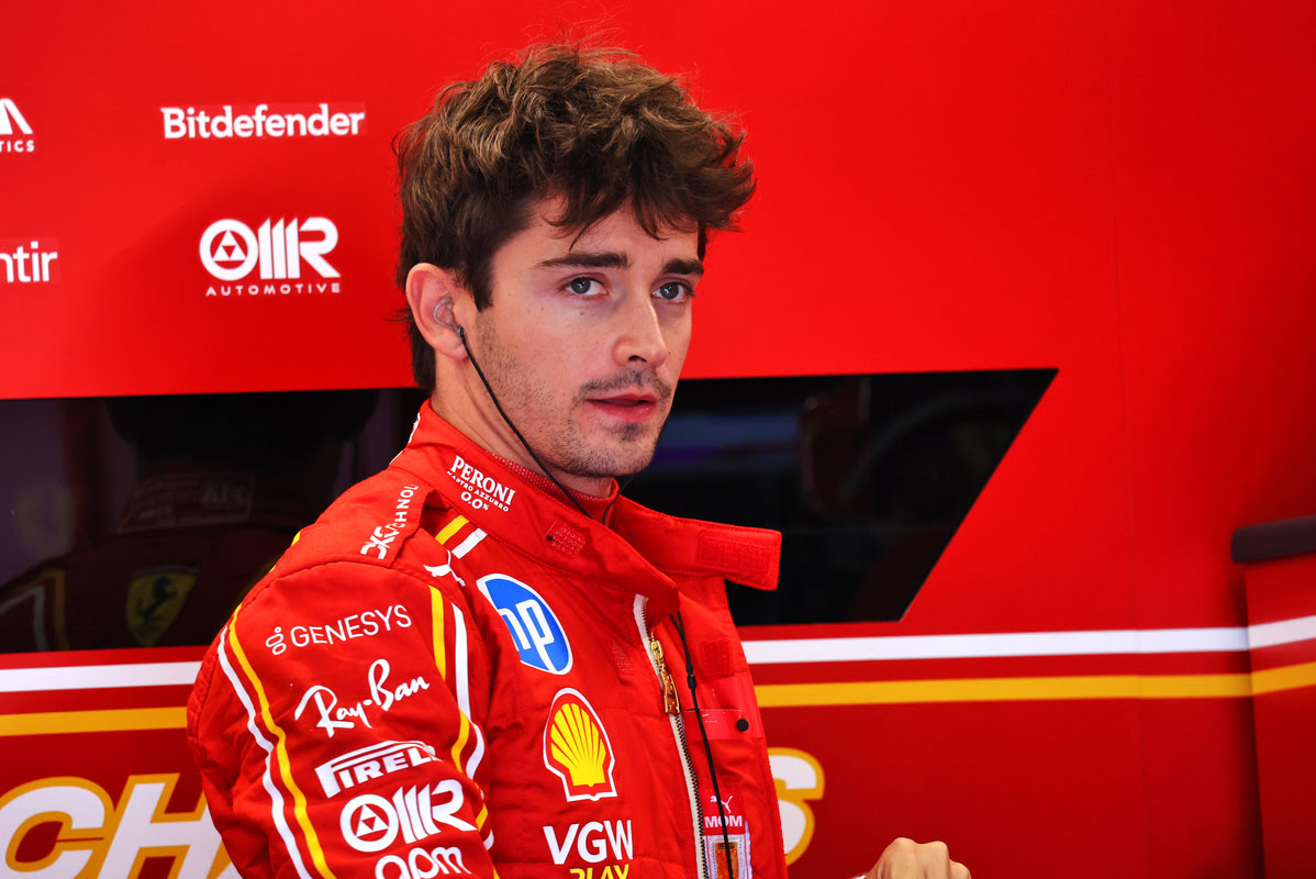 Leclerc all'interno del garage Ferrari a Silverstone