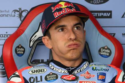 Marc Marquez sbuffa nei box del team Gresini