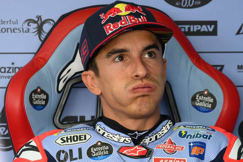 Marc Marquez sbuffa nei box del team Gresini