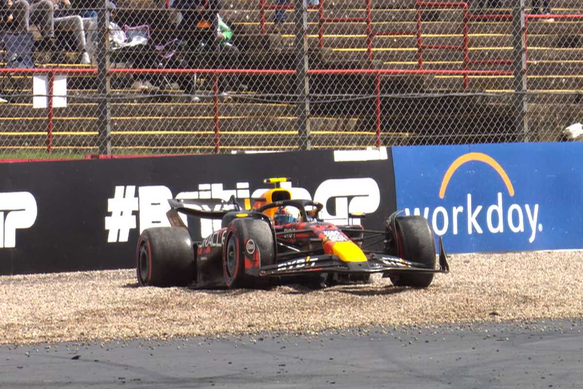 Perez nella ghiaia durante il Q1 a Silverstone