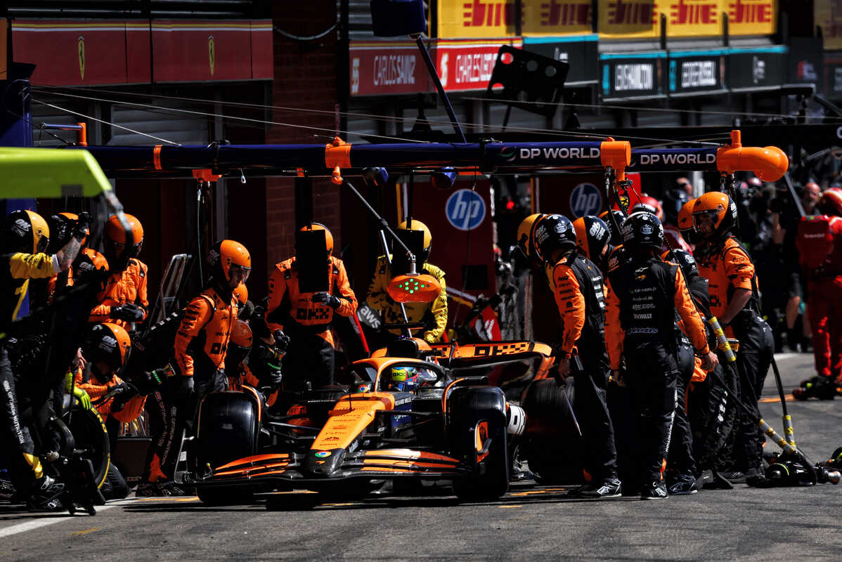 Oscar Piastri (McLaren) effettua una sosta ai box a Spa