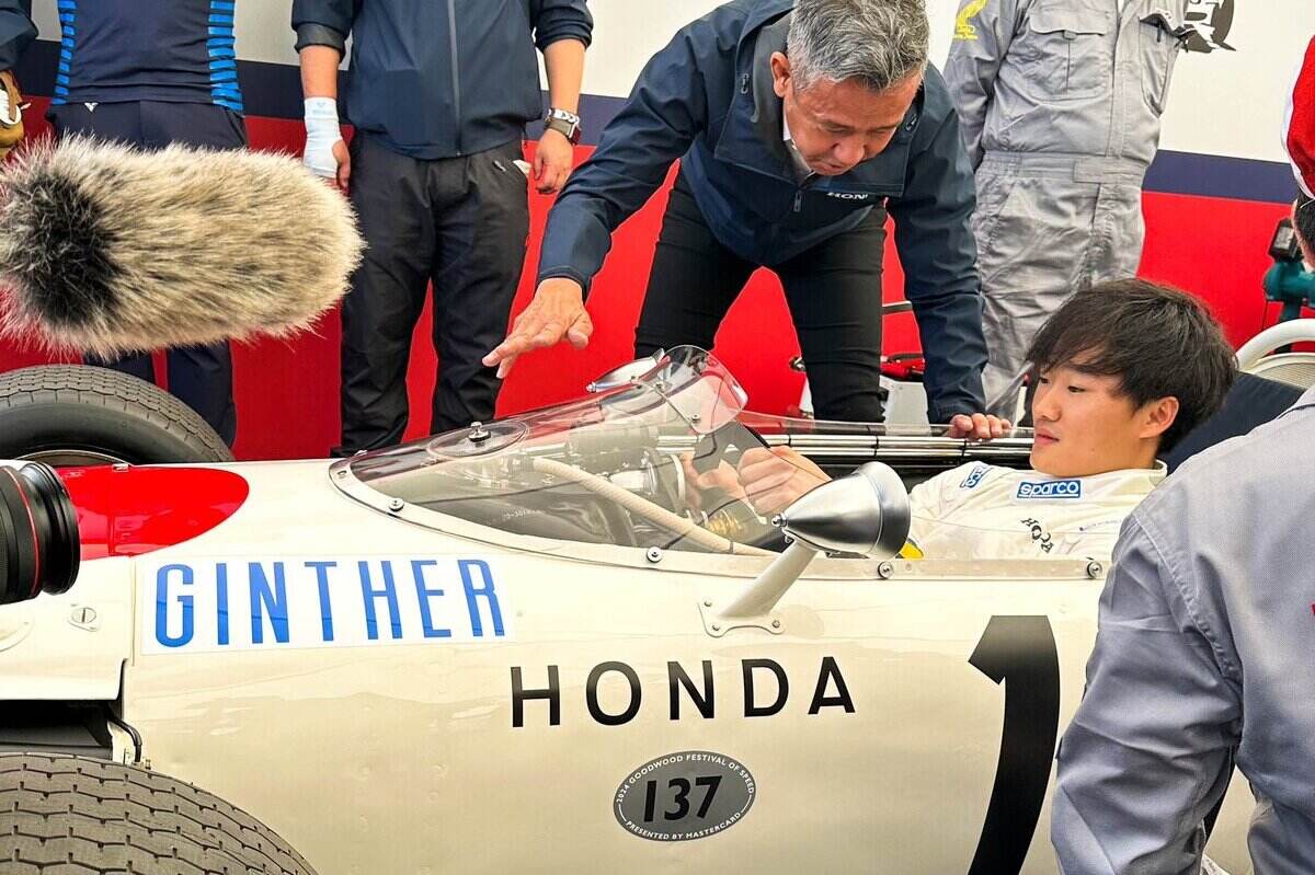 Tsunoda al volante della Honda RA272 a Goodwood