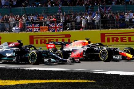 Verstappen e Hamilton un attimo prima di scontrarsi alla curva Copse