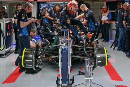 Verstappen esce dall'abitacolo della sua Red Bull mentre i meccanici sono al lavoro