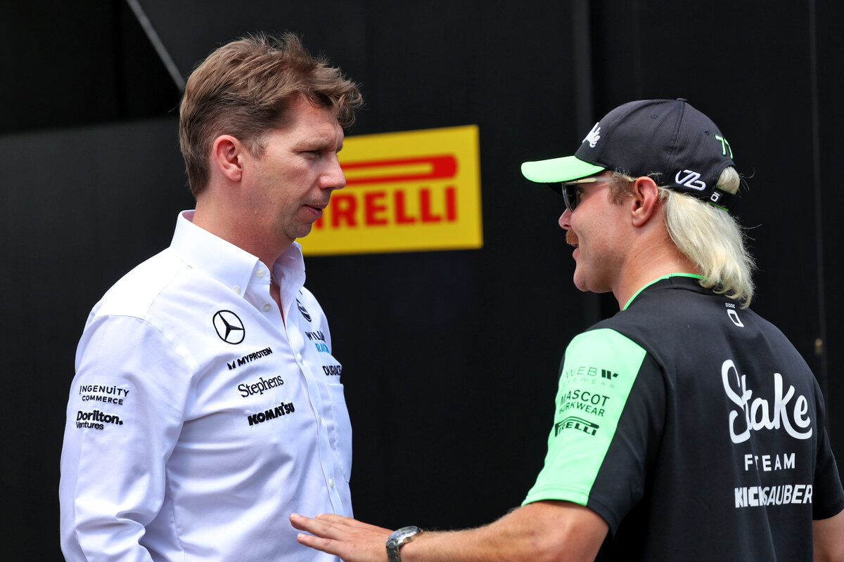 James Vowles e Valtteri Bottas chiacchierano nel paddock durante un weekend di gara