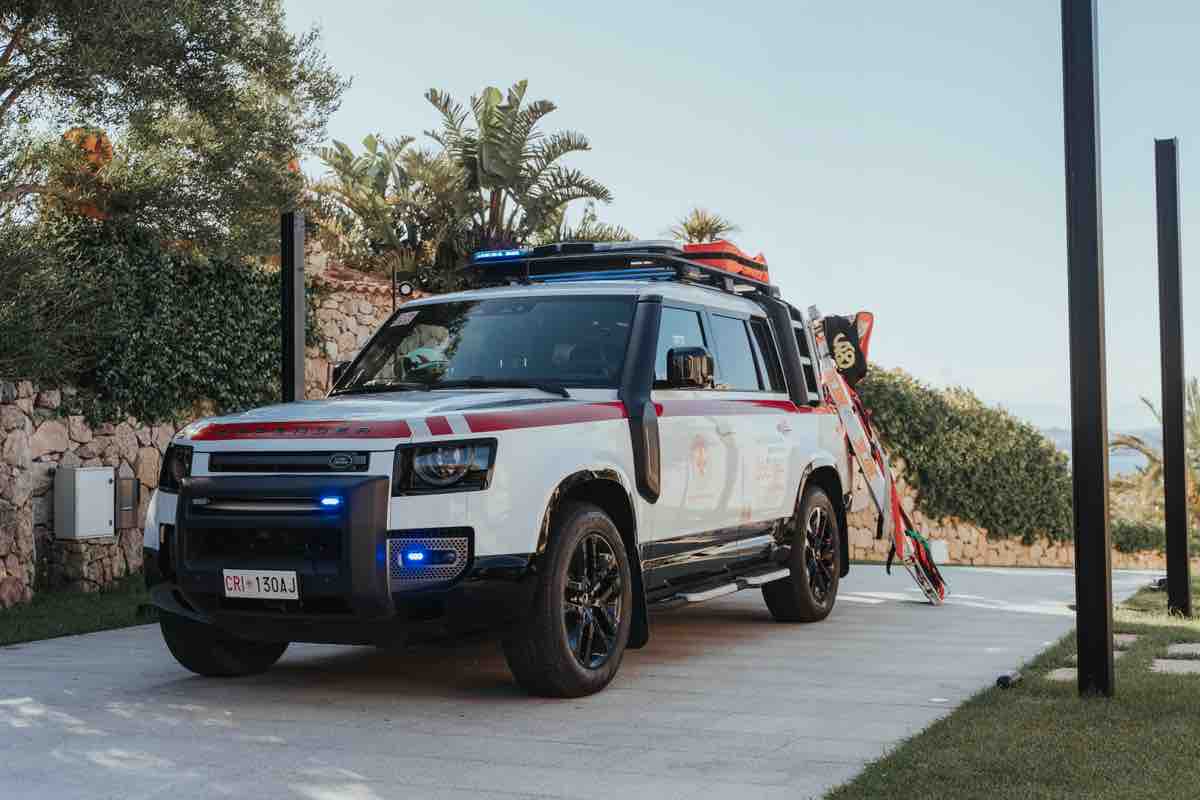 70 candeline per Defender e British Red Cross