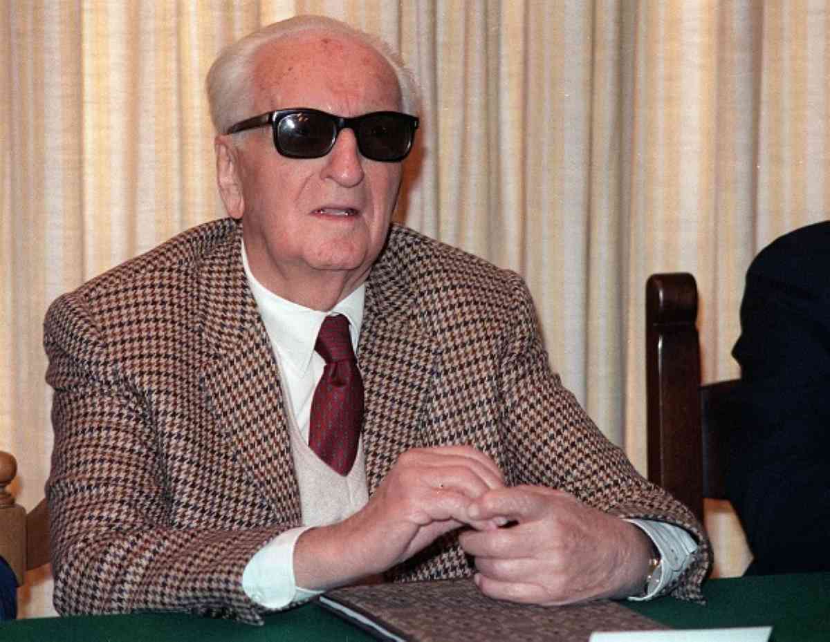 Enzo Ferrari durante una conferenza stampa del 1987