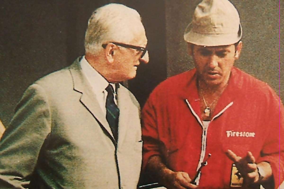 Enzo Ferrari e il meccanico Sergio Vezzali