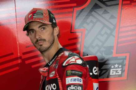 Francesco Bagnaia al box della Ducati durante le prove libere