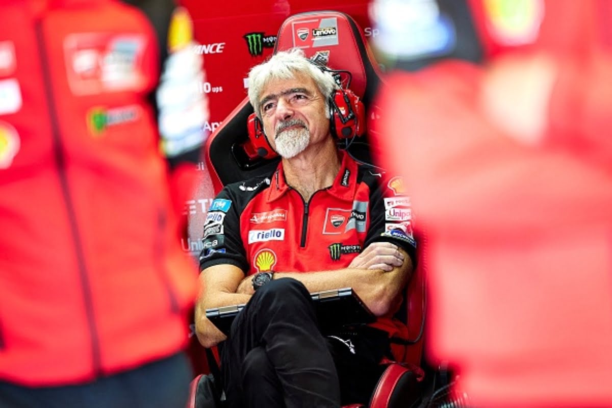 Gigi Dall'Igna all'interno nel box Ducati