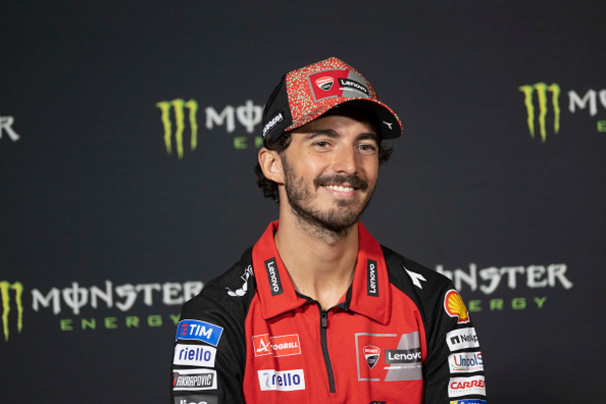 Pecco Bagnaia (Ducati) sorride in conferenza stampa a Silverstone