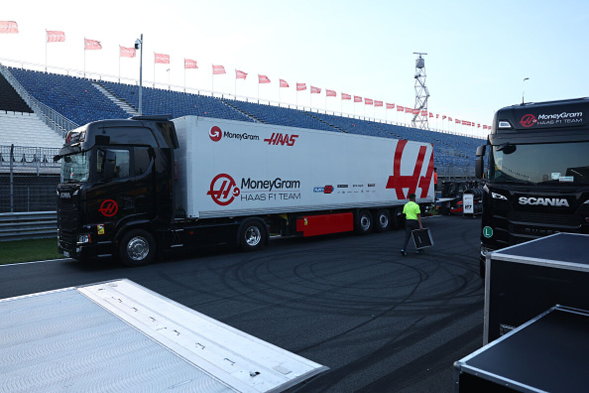 Un camion del team Haas attende il via libera per lasciare il circuito di Zandvoort