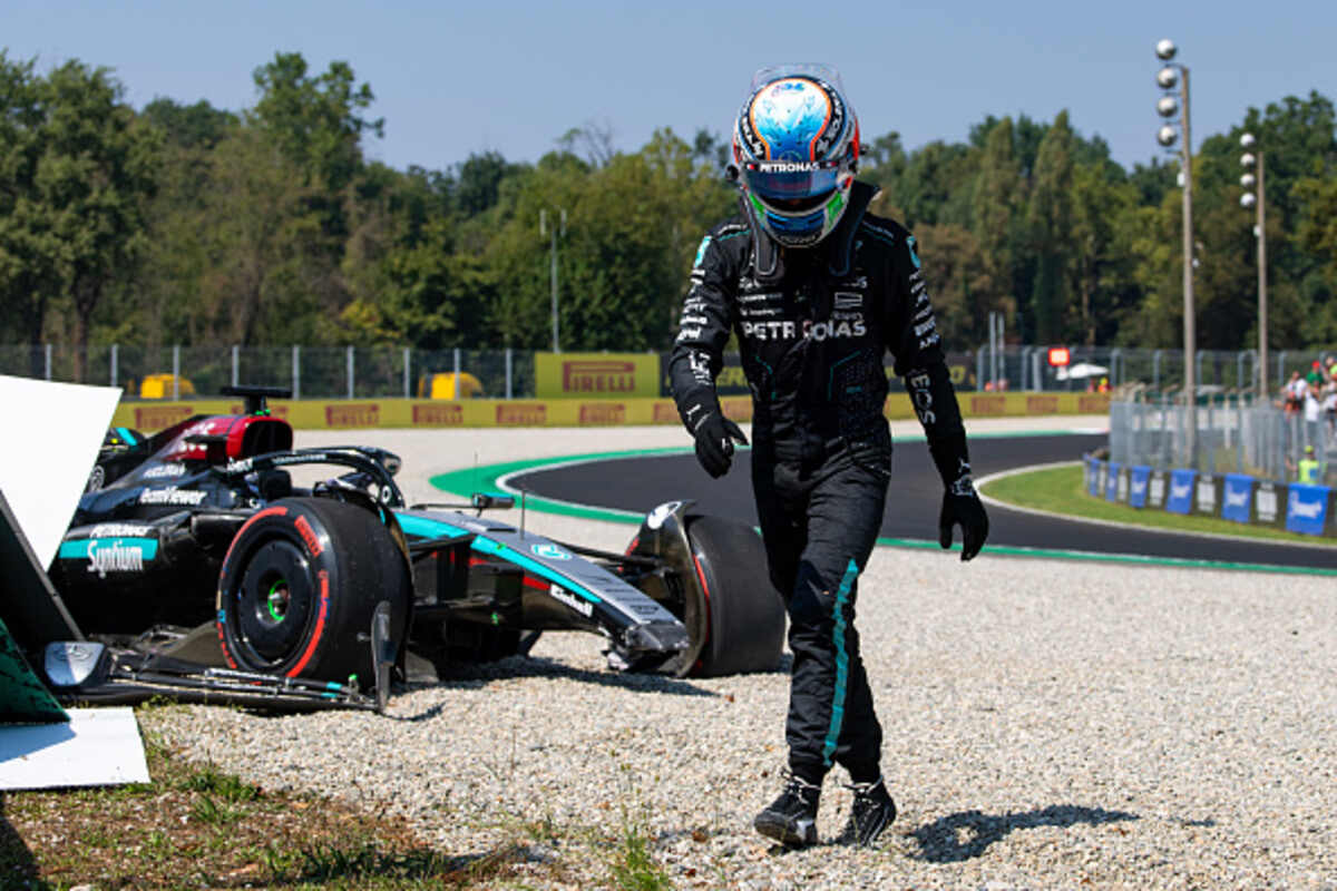 Andrea Kimi Antonelli esce dalla Mercedes W15 dopo l'incidente a Monza alla curva Parabolica nelle FP1