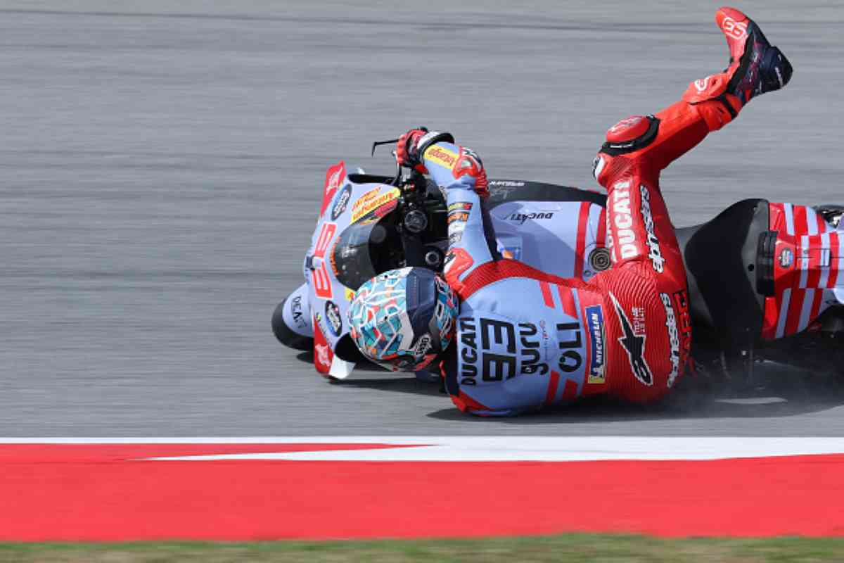 Marc Marquez scivola durante le FP2 di Barcellona