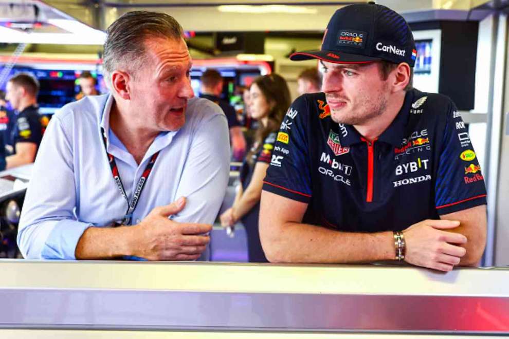 Max Verstappen parla con papà Jos al box della Red Bull