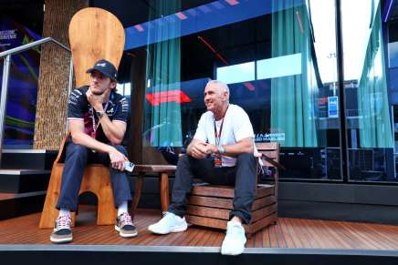 Jack Doohan e Mick Doohan seduti nell'hospitality Alpine