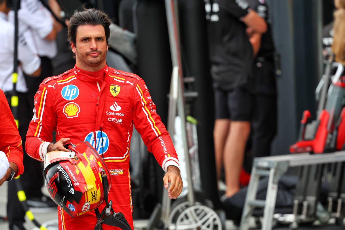 Carlos Sainz cammina del paddock dopo l'eliminazione in Q2 nel GP Olanda 2024