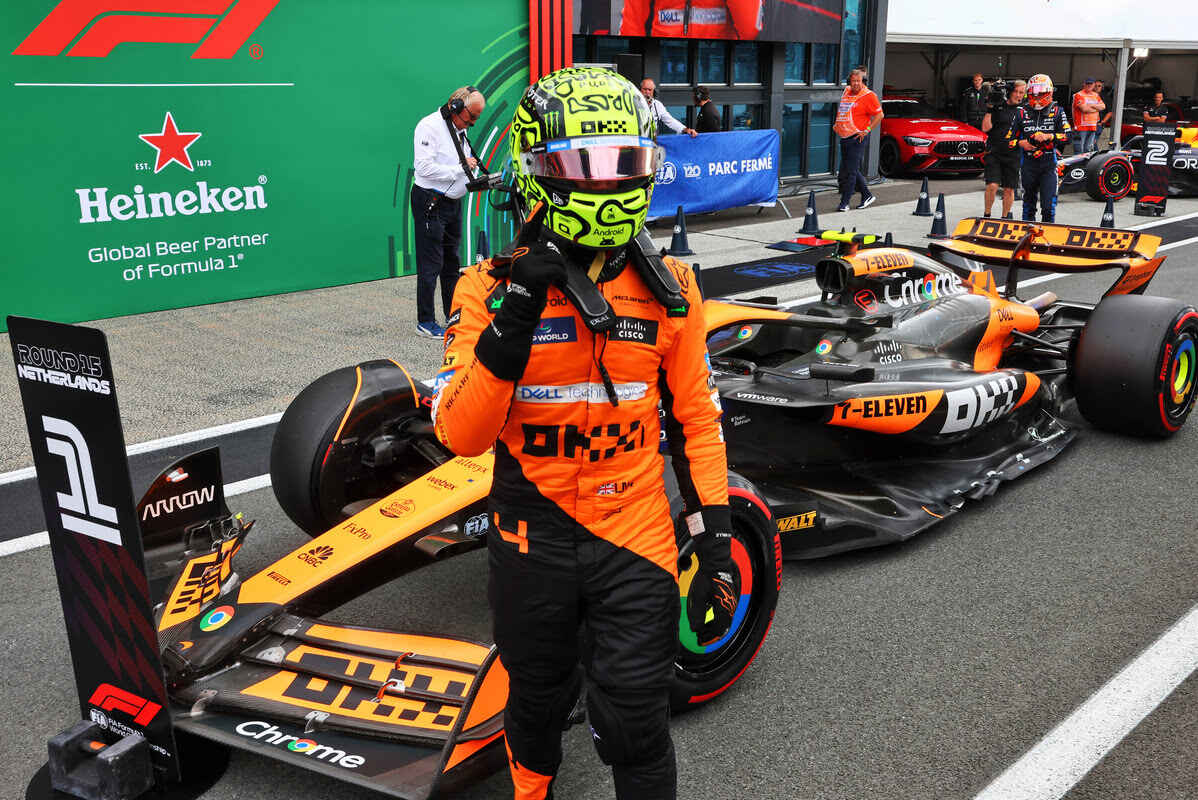 Lando Norris esulta dopo la pole a Zandvoort