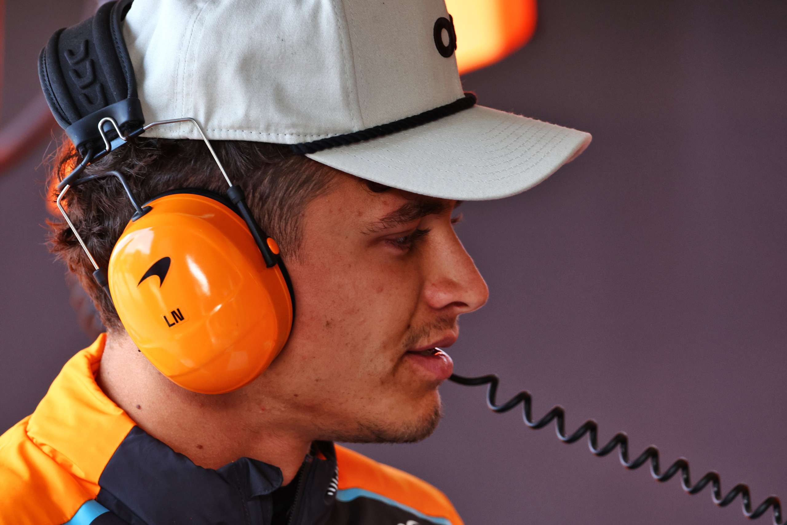 Lando Norris con le cuffie nei box