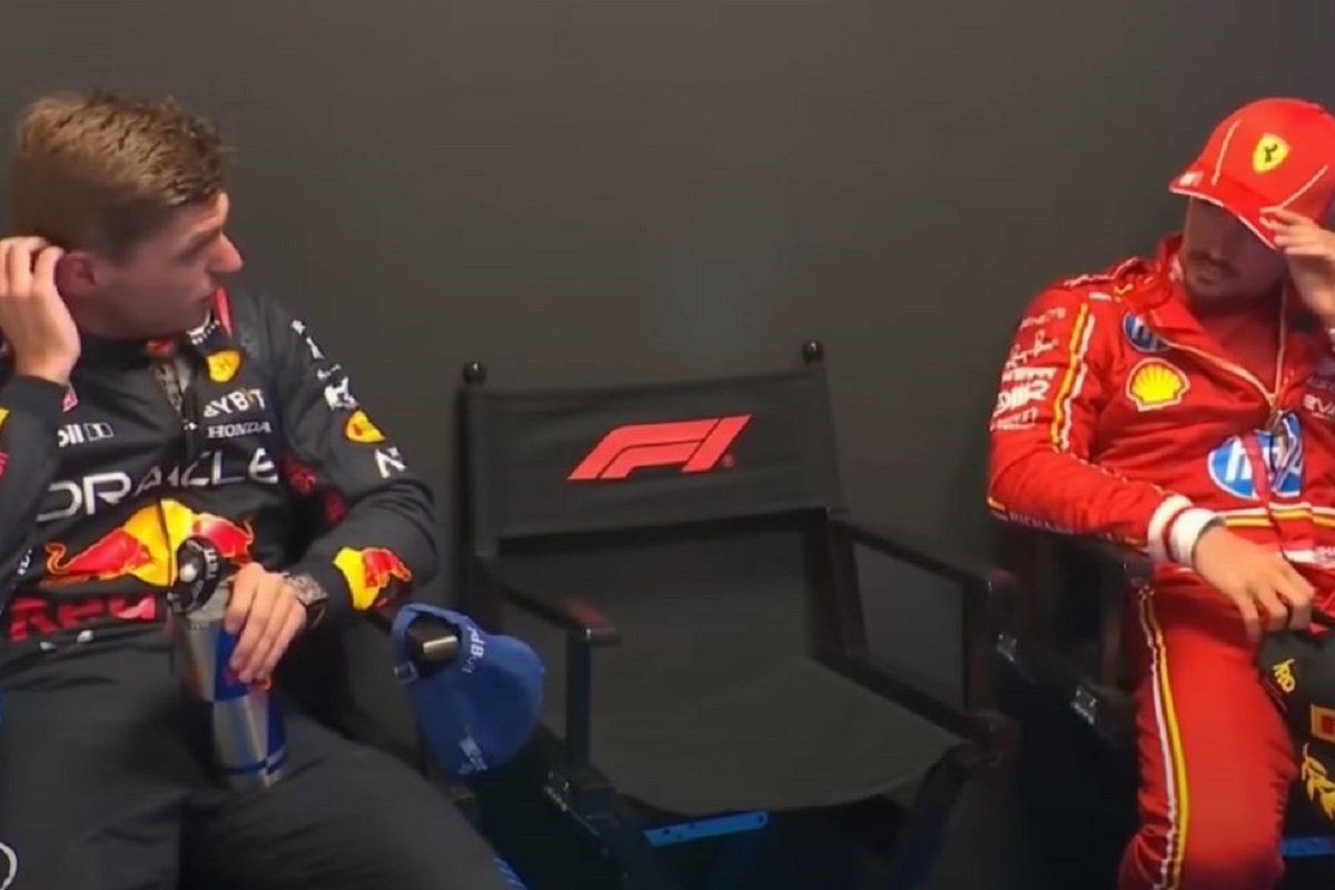 Leclerc e Verstappen parlano tra loro nella podium room a Zandvoort