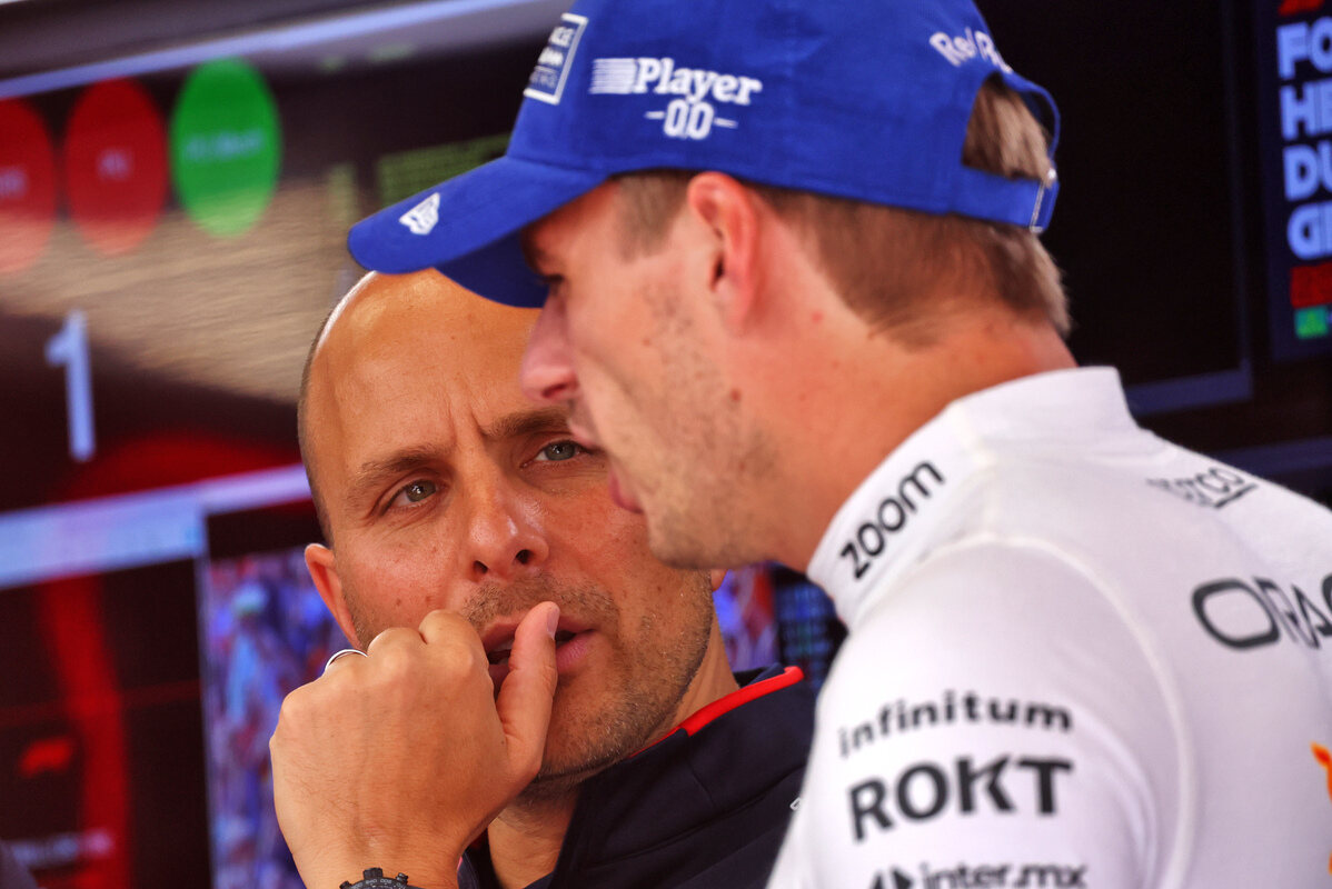 Max Verstappen parla con Giampiero Lambiase nel box del team Red Bull durante il weekend del GP d'Olanda