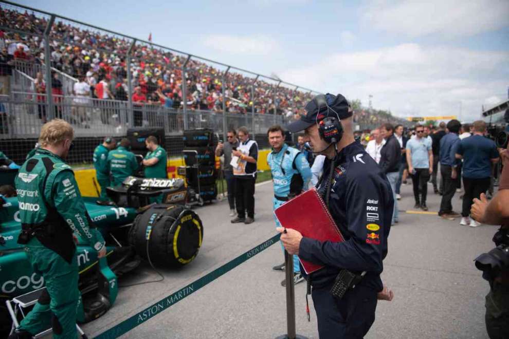 Adrian Newey osserva l'Aston Martin sulla griglia di partenza