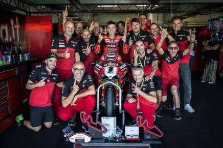 Bautista (Ducati) festeggia la vittoria ad Aragon