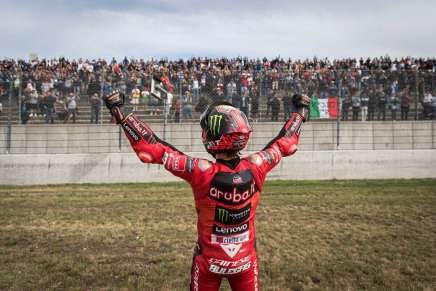 Bulega (Ducati) festeggia a Magny-Cours