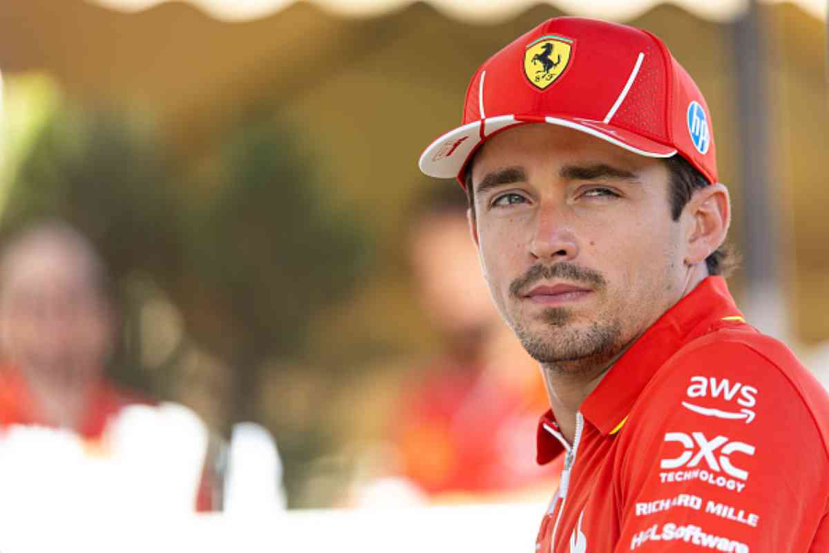 Charles Leclerc guarda l'orizzonte