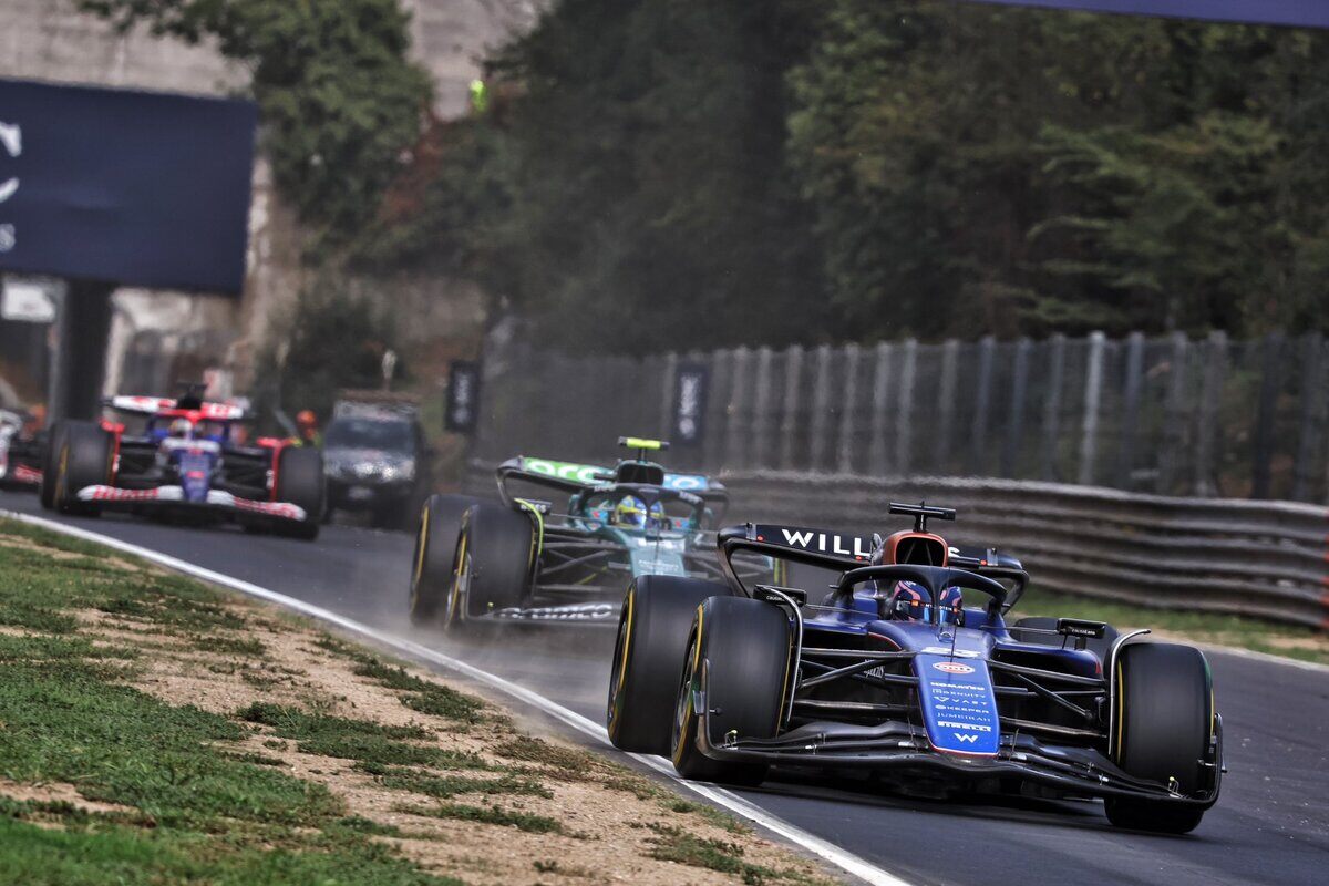 Alex Albon all'ingresso dell'Ascari