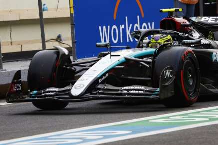 Hamilton in pit lane a Baku