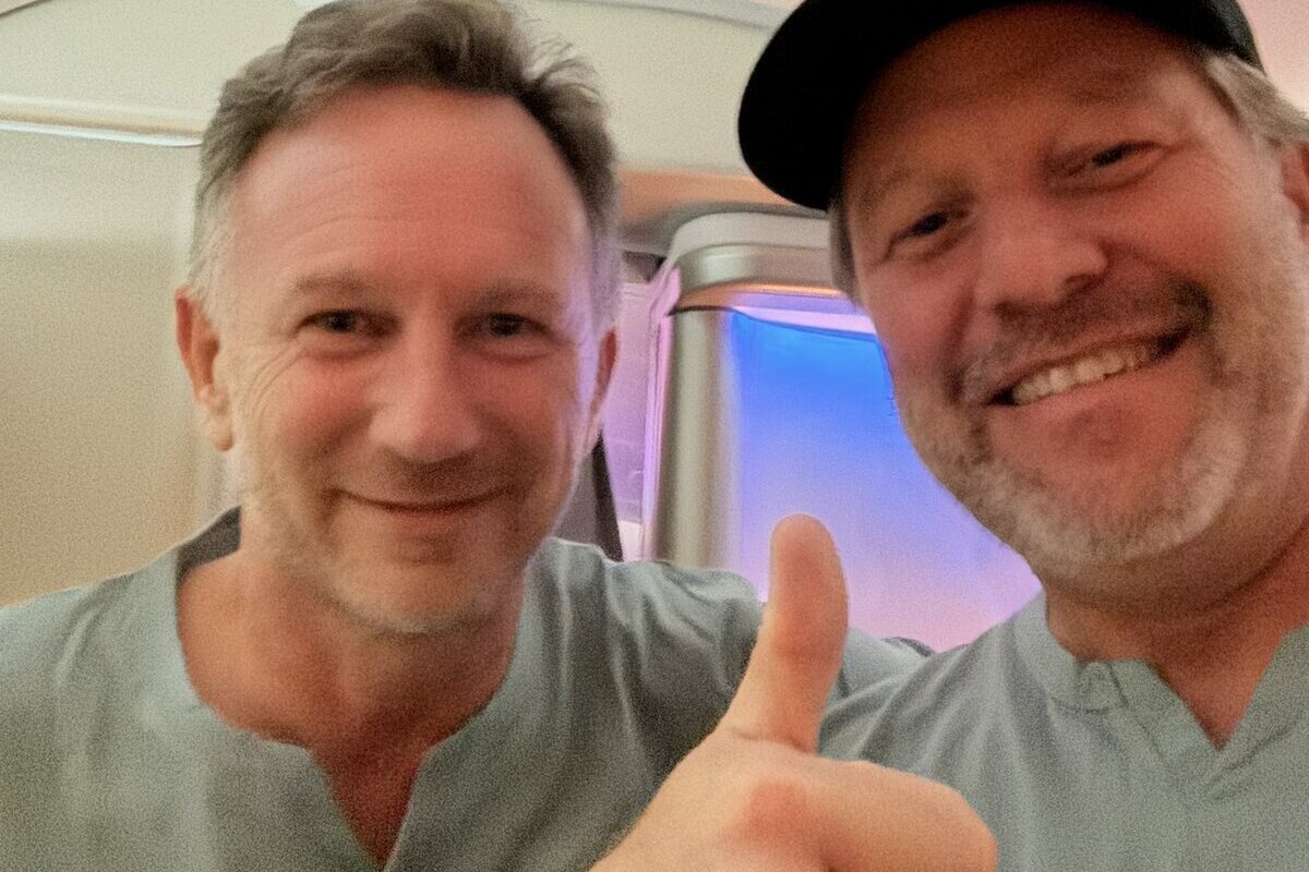 F1 GP Singapore 2024, Marina Bay: Christian Horner (Red Bull) e Zak Brown (McLaren) in aereo dopo il GP - Foto: Twitter @ZBrownCEO