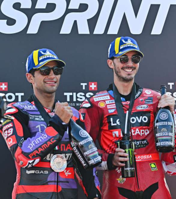 Martin e Bagnaia festeggiano il secondo e primo posto nella gara Sprint