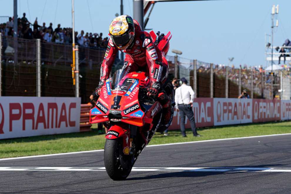 Bagnaia (Ducati) festeggia la vittoria della Sprint a Misano con uno stoppie