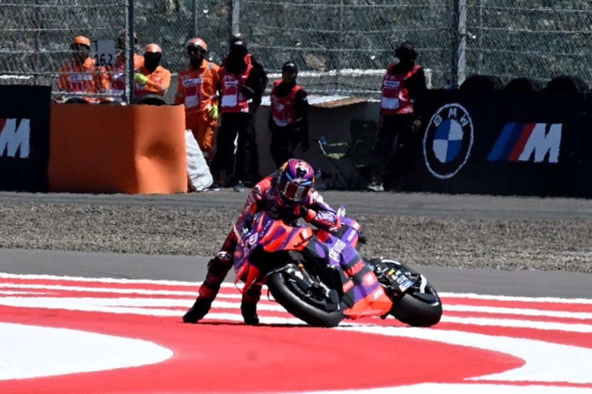 Jorge Martin cade durante la gara Sprint di Mandalika