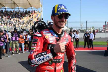 Pecco Bagnaia esulta al termine della gara Sprint in Indonesia