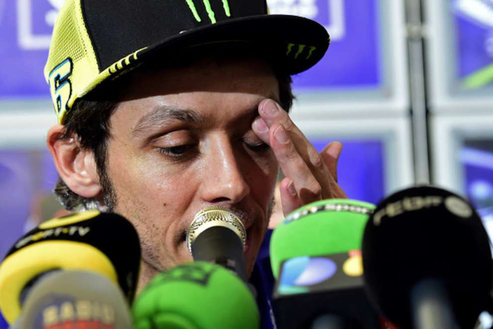 Valentino Rossi parla con i giornalisti a Valencia 2015