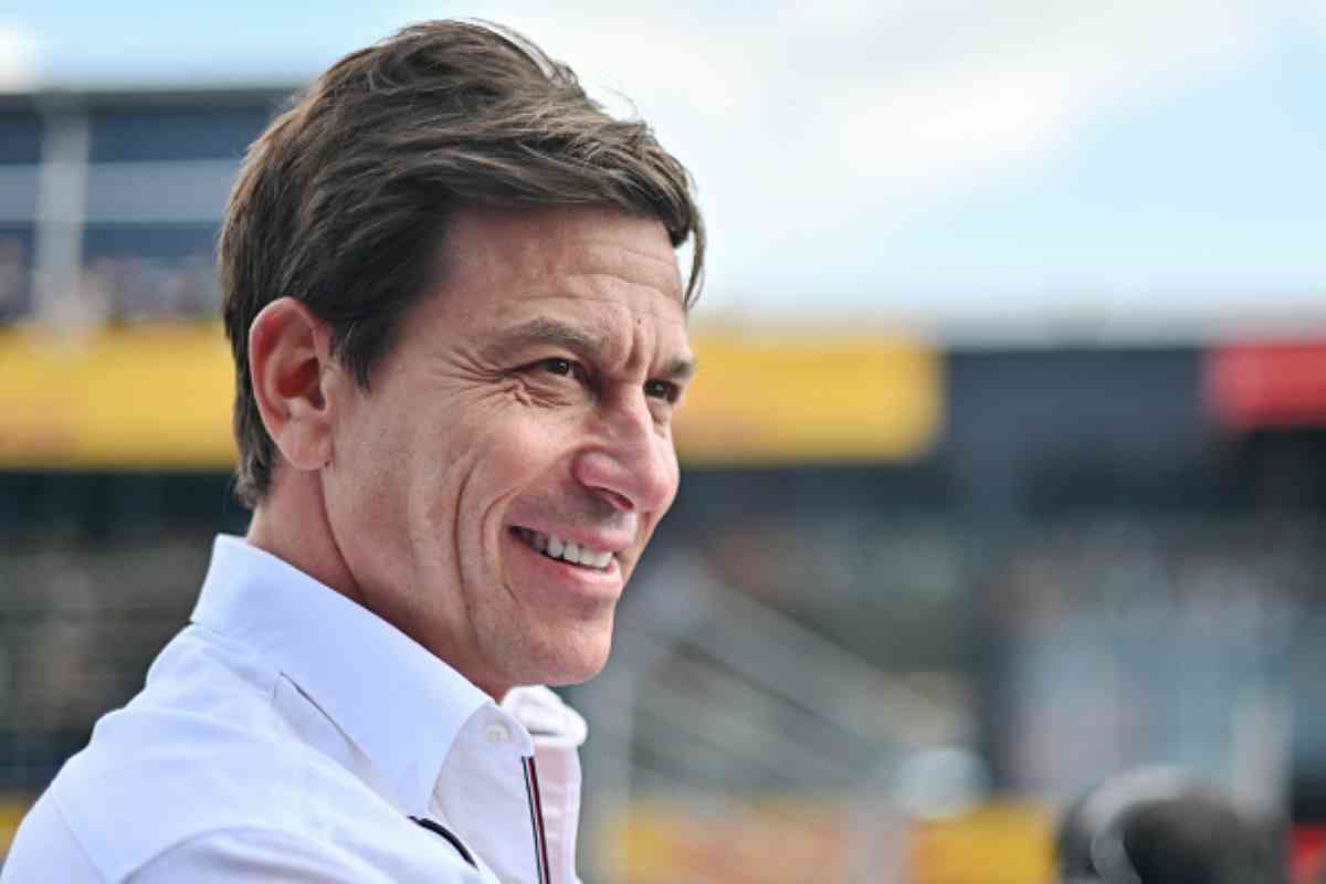 Toto Wolff sorride nel paddock