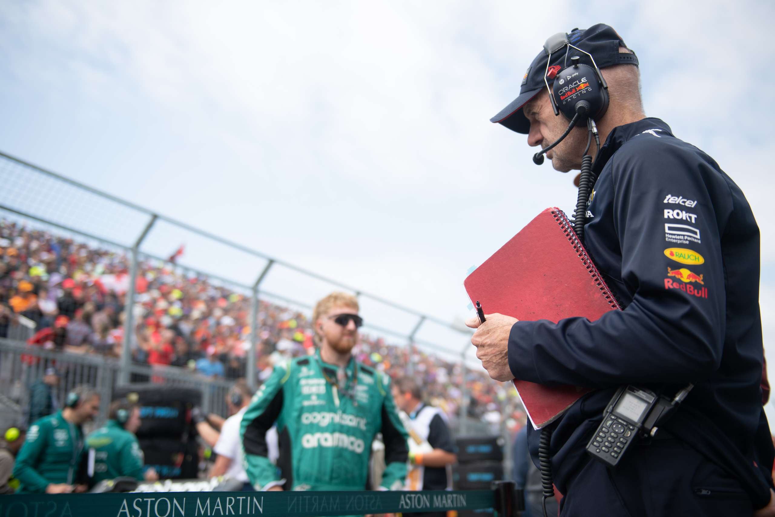 F1 GP Canada 2023: Adrian Newey (Red Bull) guarda l'Aston Martin di Fernando Alonso | Foto: XPB Images