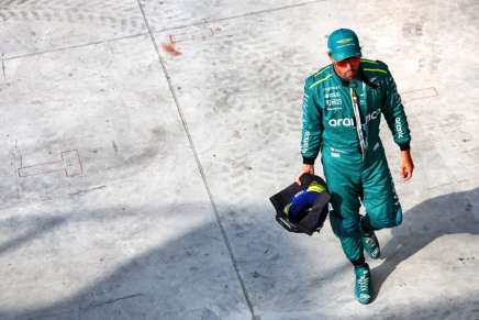 Fernando Alonso cammina sconsolato nella pit-lane di Monza