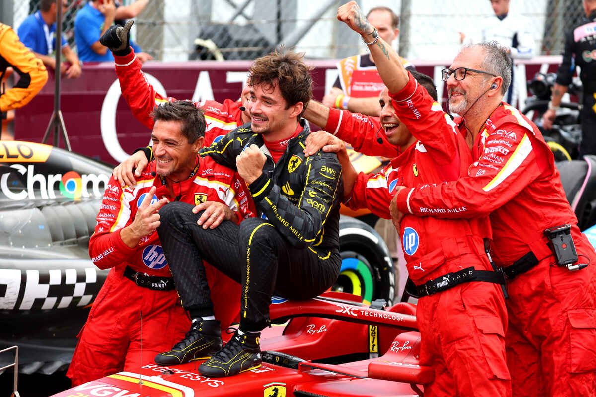 Charles Leclerc festeggia con i meccanici della Ferrari la vittoria del GP Italia 2024 a Monza