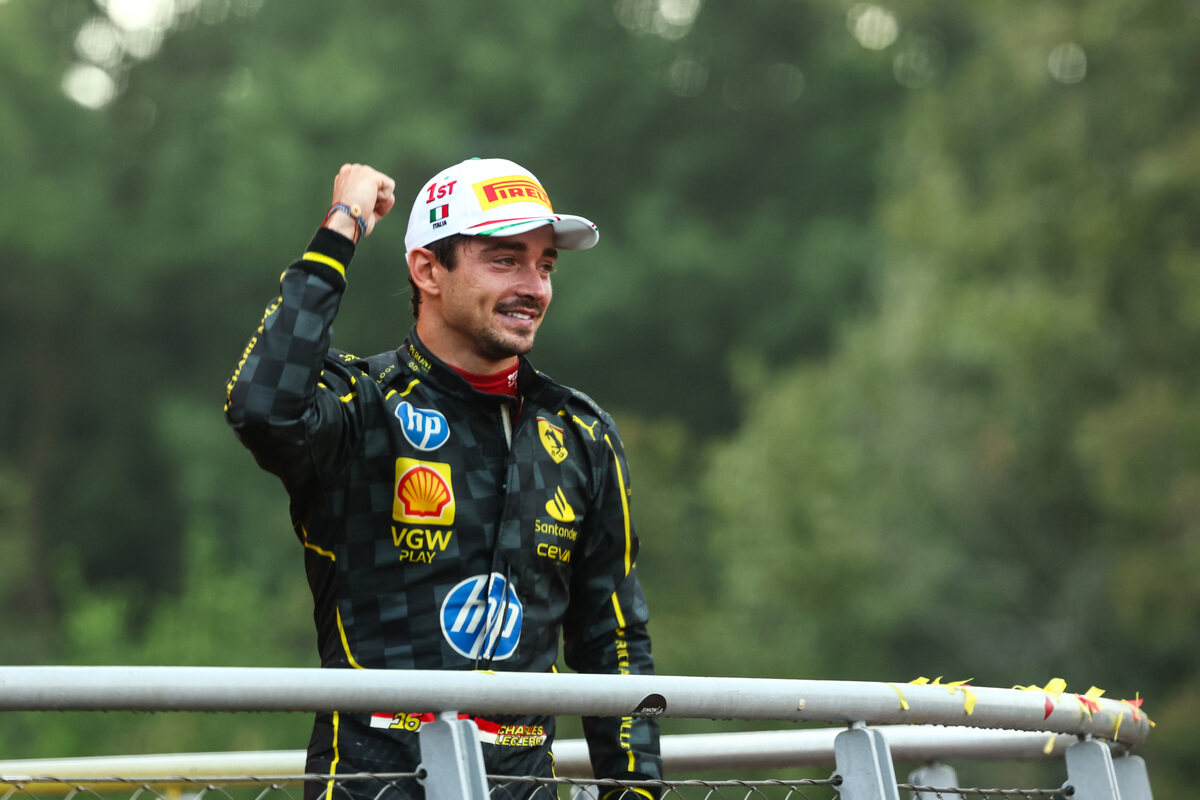 Charles Leclerc (Ferrari) con la tuta nera esulta sul podio di Monza