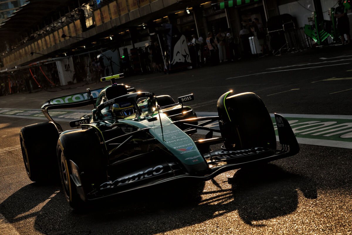 Fernando Alonso in pit lane a Baku