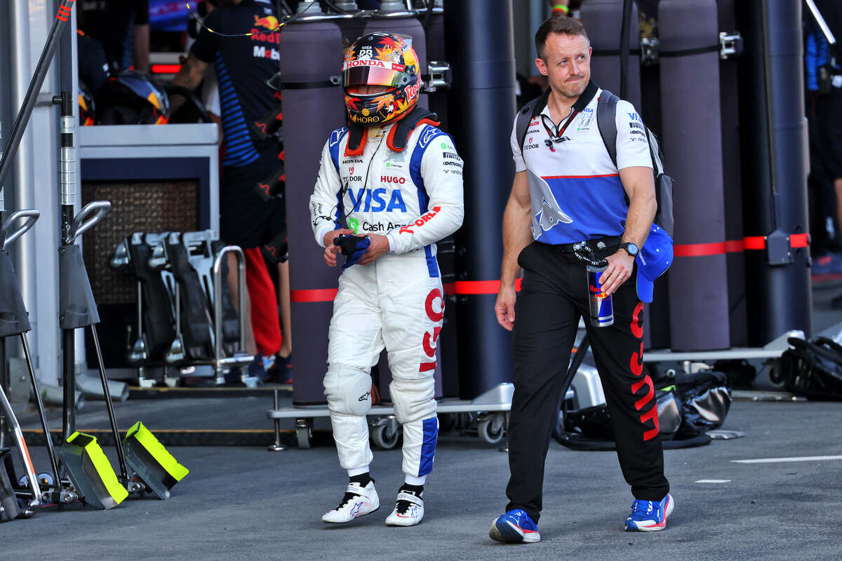 Yuki Tsunoda a piedi in pit lane a Baku