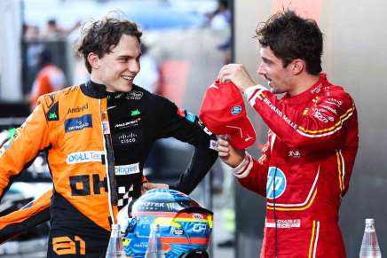 F1 GP Azerbaijan 2024, Baku: Oscar Piastri (McLaren) e Charles Leclerc (Ferrari) - Foto: XPB Images