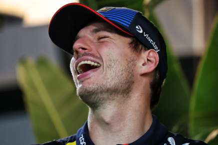 Max Verstappen se la ride nel paddock di Singapore.